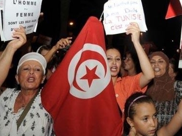 شابة اغتصبها شرطيان تمثل امام القضاء التونسي بتهمة "التجاهر عمدا بفعل فاحش"