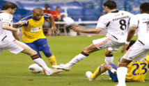 النصر يهزم الشباب في عقر داره والعين يكتسح الظفرة بالدوري الإماراتي