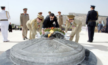 مع تواصل حربه على شعبه الاسد يزور ضريح الجندي المجهول بدمشق