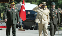 قائد الجيش التركي يتفقد الحدود مع سوريا بعد الاحداث الاخيرة