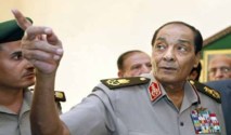 بدء التحقيق في اتهامات لقائد الجيش المصري السابق ونائبه بقتل المتظاهرين