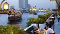 التايلانديون يحيون المواقع السياحية المتضررة من كورونا خلال العطلة  