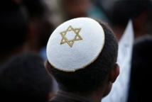 حاخام يخفي القلنسوة اليهودية بعد تعرضه لهجوم من معاد للسامية حاخام يخفي القلنسوة اليهودية بعد تعرضه لهجوم من معاد للسامية