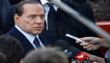 برلسكوني ينتقد القضاة وميركل مؤكداً بقاءه في مجال السياسة