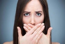 ما هي أسباب رائحة الفم الكريهة؟  وما هو العلاج لها .؟