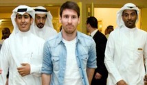 استقبال أكثر من حار لميسي في السعودية بآلاف المعجبين وفوهة بندقية