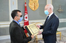 الزيدي يقدم نسخة من القرآن الكريم لقيس سعيد الزيدي يقدم نسخة من القرآن الكريم لقيس سعيد