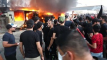 متظاهرون يحرقون مقر قناة عراقية لتعمدها الإساءة لذكرى عاشوراء متظاهرون يحرقون مقر قناة عراقية لتعمدها الإساءة لذكرى عاشوراء