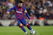 ميسي يؤكد بقاءه مع برشلونة