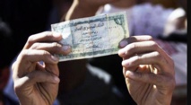متظاهرون يمنيون يحتجون في تعز على انهيار الريال اليمني