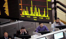 السياح يغادرون مصر والبورصة تخسر 9% مع تواصل الأزمة السياسية