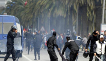 150 مصابا في مواجهات بين الامن وآلاف المتظاهرين غرب تونس