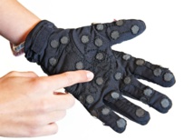 قفازات إلكترونية تنقل الشعور باللمس مع الحفاظ على التباعدالاجتماعي قفازات إلكترونية تنقل الشعور باللمس مع الحفاظ على التباعدالاجتماعي