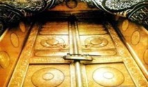وضع قفل جديد من الذهب الخالص للكعبة المشرفة