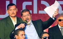 مرسي غير متمسك ب " السادسة" و يحذر من الانقلاب على الشرعية داعيا للحوار  ‎