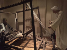 مصريون يحييون صناعة النسيج الفرعونى قرب معابد الأقصر   مصريون يحييون صناعة النسيج الفرعونى قرب معابد الأقصر