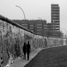 سور برلين بين التقاط الصور السيلفي واحترام الذاكرة التاريخية