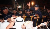 شرطة الكويت تستخدم الغاز والقنابل الصوتية ضد متظاهرين يطالبون بحل مجلس الأمة