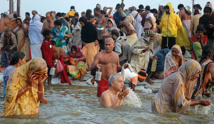 ملايين الهندوس يستعدون لغمس أنفسهم في نهر مقدس وسط مخاوف من التلوث