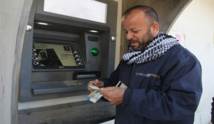 الأزمة المالية تعصف بالمجتمع الفلسطيني وتضعه أمام خيارات سوداوية الأزمة المالية تعصف بالمجتمع الفلسطيني وتضعه أمام خيارات سوداوية