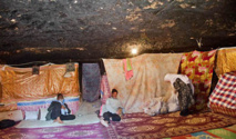 سوريون يختبئون في مغاور طبيعية محفورة في الصخر هرباً من القصف