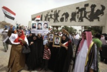 اهات يحملن صور ابنائهن امام الاممم المتحدة -جنيف