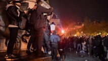 قنابل مسيلة للدموع لتفريق متظاهري باريس - ايه - ايه
