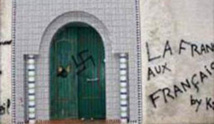 صلبان معقوفة وكتابات عنصرية استفزازية على جدران مساجد في فرنسا