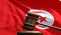 قضاة تونس يرتدون الشارة الحمراء للمطالبة بضمان استقلالية القضاء العدلي