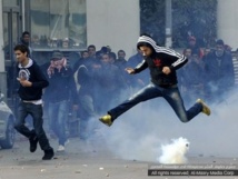 الشرطة تطلق الغاز المسيل للدموع على المتظاهرين قرب القصر الرئاسي بالقاهرة