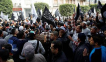 آلاف الاسلاميين يتظاهرون في تونس دفاعا عن شرعية الحكم وادانة للتدخل الفرنسي