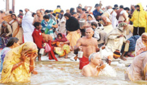 ختام أكبر مهرجان للحج الهندوسي باحتشاد الملايين على مجرى نهر الغانغ