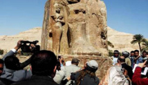 احتفالات مصرية في الأقصر بنقل تمثالي الملك امنحتب الثالث لإعادة ترميمهما