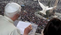 البابا يلتقي المؤمنين في ساحة القديس بطرس في اليوم الاخير من حبريته