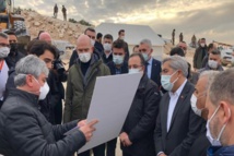 وزير الداخلية يتفقد مشروع المنازل المؤقتة