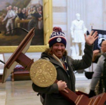 ترامب يفكر بالعفو عن نفسه وقانونيون لا يستبعدون ملاحقته قضائيا ترامب يفكر بالعفو عن نفسه وقانونيون لا يستبعدون ملاحقته قضائيا