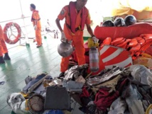 جمع بقايا الطائرة المنكوبة وجثث ضحاياها جمع بقايا الطائرة المنكوبة وجثث ضحاياها