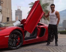 ابن بثينة شعبان يستعرض واحد من سياراته لامبورجيني