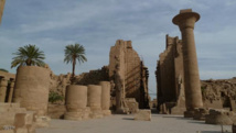 سياح إيرانيون يتجولون في مدينة الأقصر المصرية