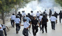 الشرطة التونسية تفرق بحزم تظاهرة مناهضة لحزب الباجي قائد السبسي