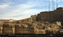 تحذيرات من مخاطر البناء بالجبل الأحمر الأثري ذي الأحجار الملونة في القاهرة