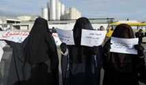 سلفيون تونسيون ملثمون يعتدون على مدير مدرسة منع النقاب سلفيون تونسيون ملثمون يعتدون على مدير مدرسة منع النقاب