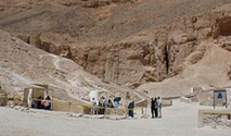محتجون مصريون يغلقون مقابر ملكات الفراعنة غرب الأقصر أمام السياح محتجون مصريون يغلقون مقابر ملكات الفراعنة غرب الأقصر أمام السياح