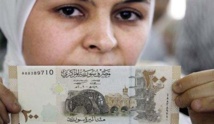 الليرة السورية تواصل انهيارها أمام الدولار والحكومة تقترب من رفع أسعار الوقود