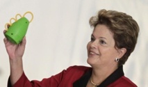 رئيسة البرازيل تقدم لهواة التشجيع النسخة البرازيلية من الفوفوزيلا استعدادا للمونديال