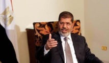مرسي يناور ويتجنب الدخول في نزاع مفتوح مع السلطة القضائية