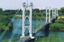 تدمير جسر دير الزور المعلق واشتباكات للمرة الاولى قرب بانياس في سوريا  