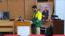 قرّر ويكمان مناقشة أطروحة الدكتوراه في زِيّ عمال النظافة الذين يلقّبهم بمهندسي النظافة تكريماً وتقديراً لعملهم العظيم (مواقع التواصل) قرّر ويكمان مناقشة أطروحة الدكتوراه في زِيّ عمال النظافة الذين يلقّبهم بمهندسي النظافة تكريماً وتقديراً لعملهم العظيم (مواقع التواصل)