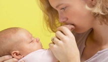 التجارب النفسية المؤلمة للأمهات في صغرهن تحد من قدرتهن على التفاعل مع أطفالهن