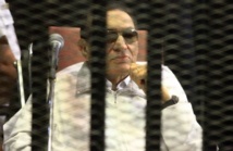 دمج "الفساد وقتل المتظاهرين" وتأجيل محاكمة مبارك ووزير داخليته ومساعديه 